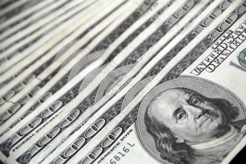 Przelew międzynarodowy – jak tanio i bezpiecznie przekazać pieniądze rodzinie w Polsce?